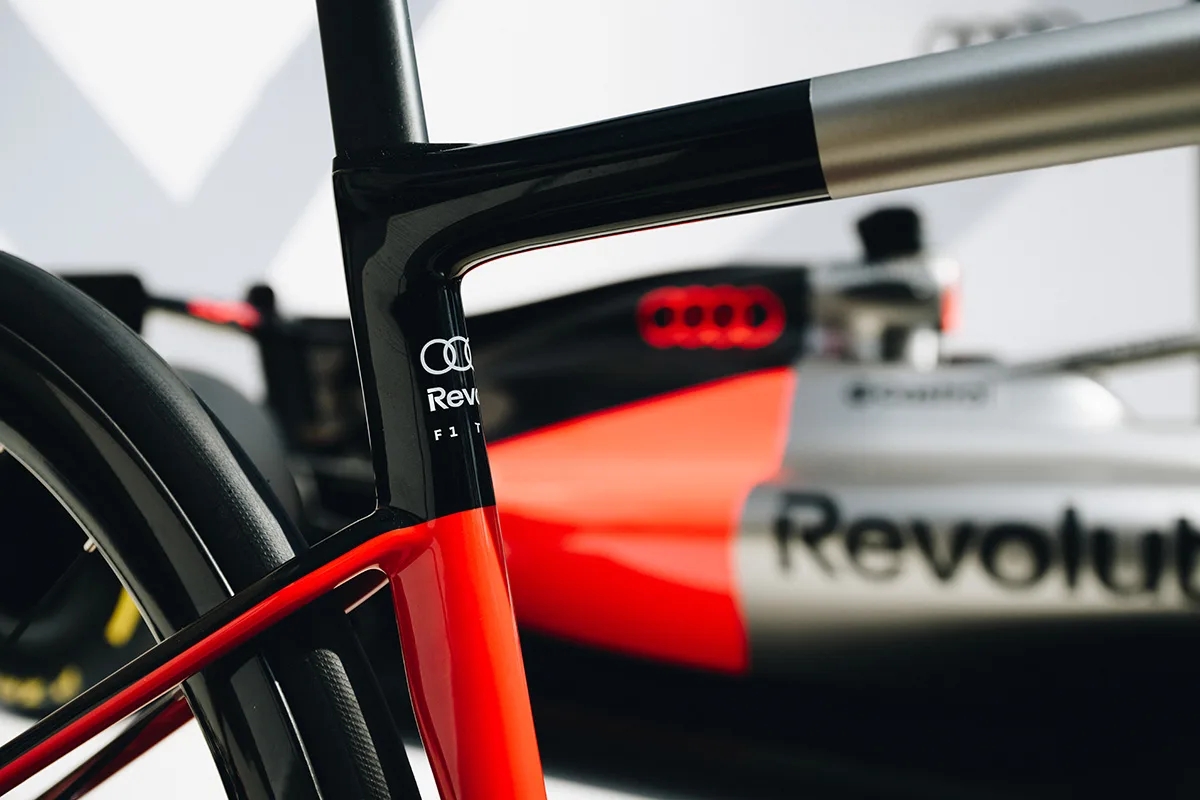 Specialized 携手奥迪 F1 车队推出 Tarmac 联名款公路车