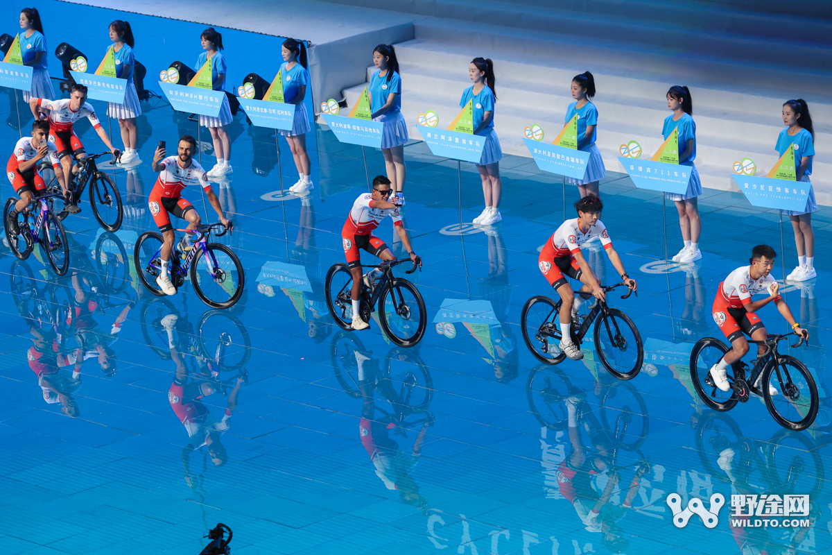 2026年第二十五届环大美青海国际公路自行车赛隆重开幕