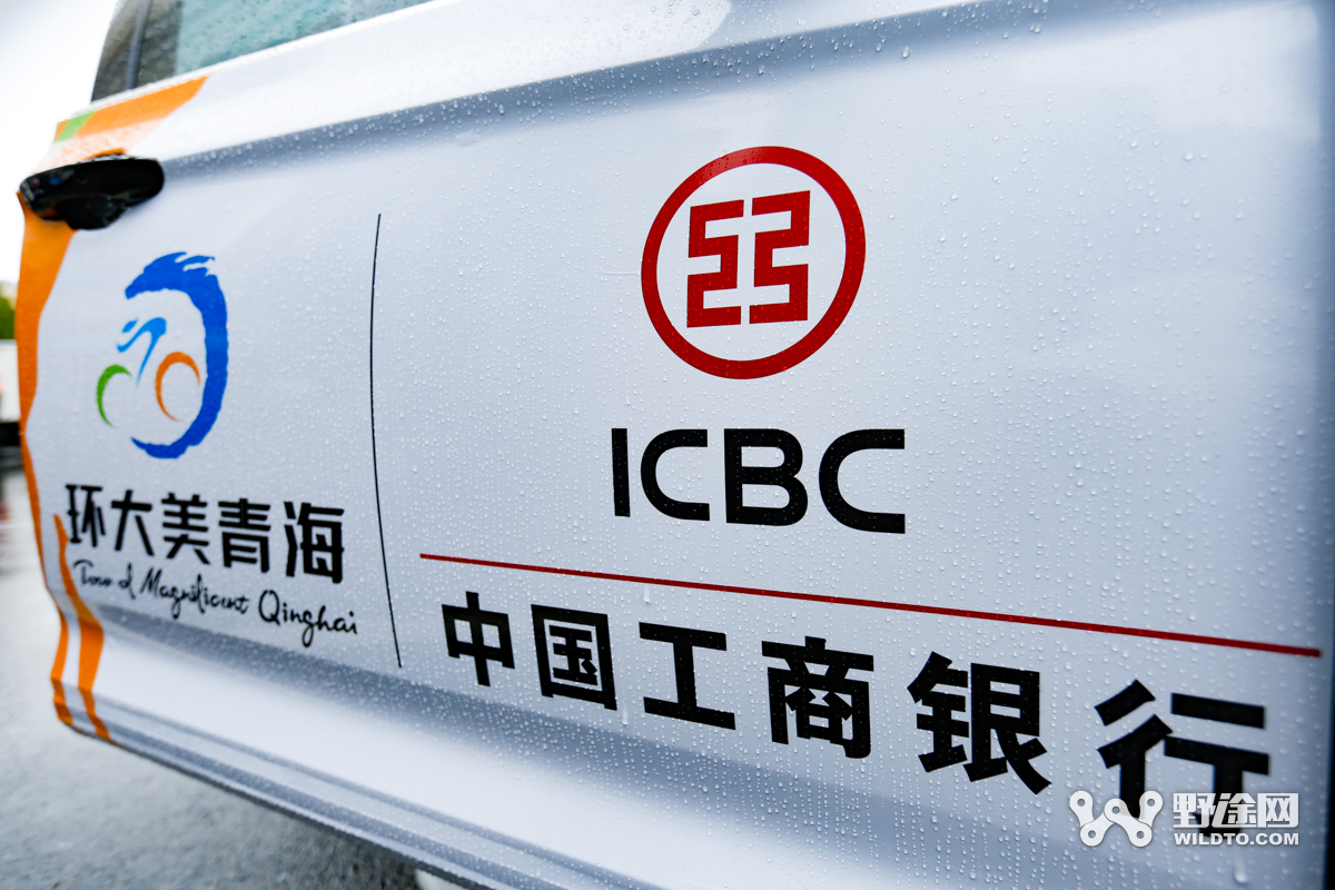 环青赛S1：雨战乱中取胜 李宁之星车队双衫加身
