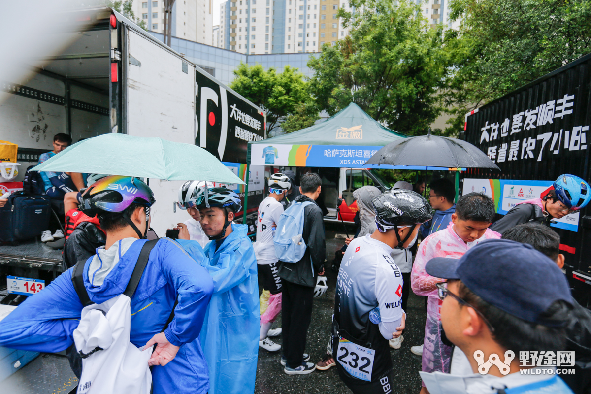 环青赛S1：雨战乱中取胜 李宁之星车队双衫加身