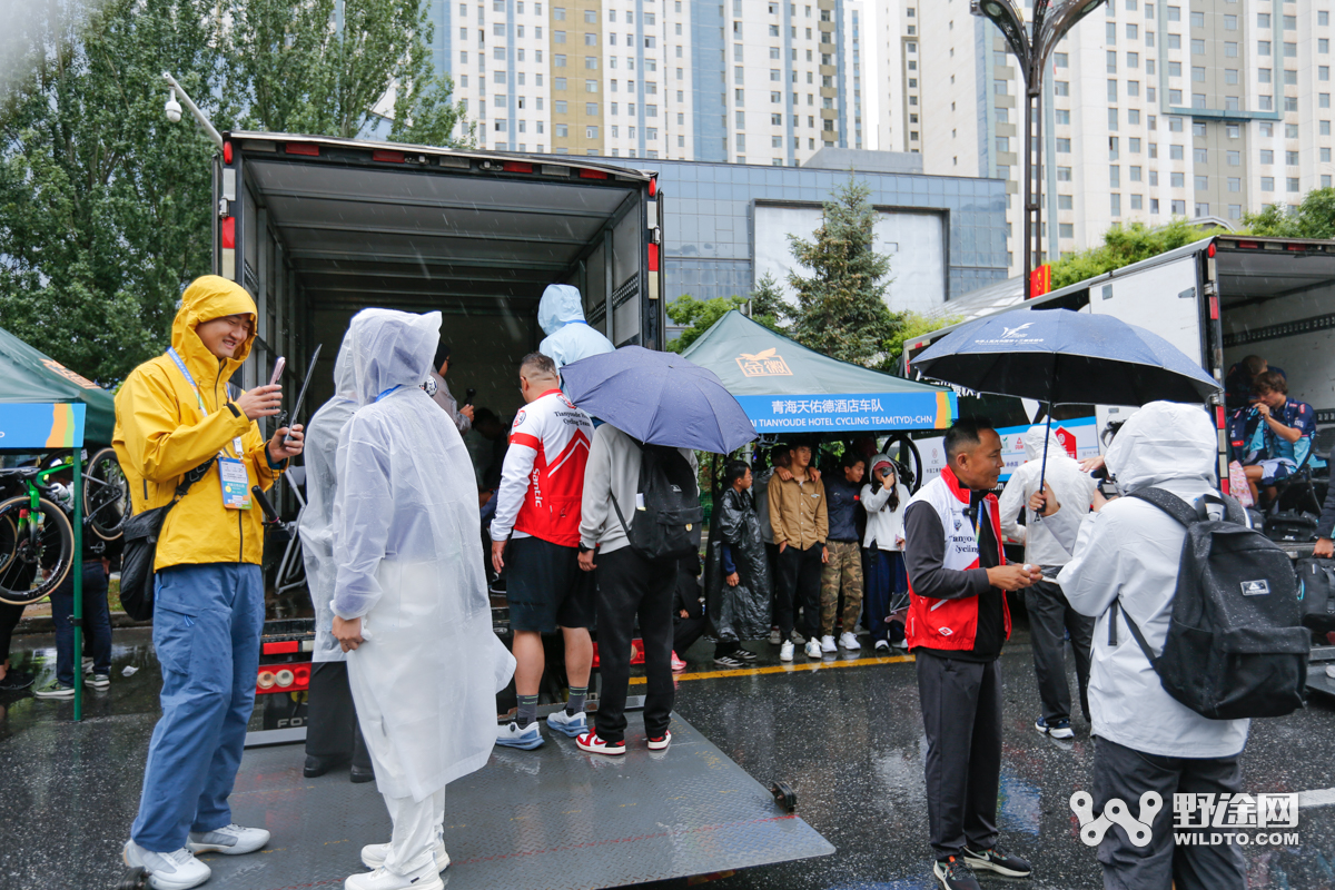 环青赛S1：雨战乱中取胜 李宁之星车队双衫加身
