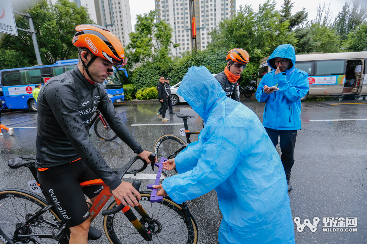 环青赛S1：雨战乱中取胜 李宁之星车队双衫加身