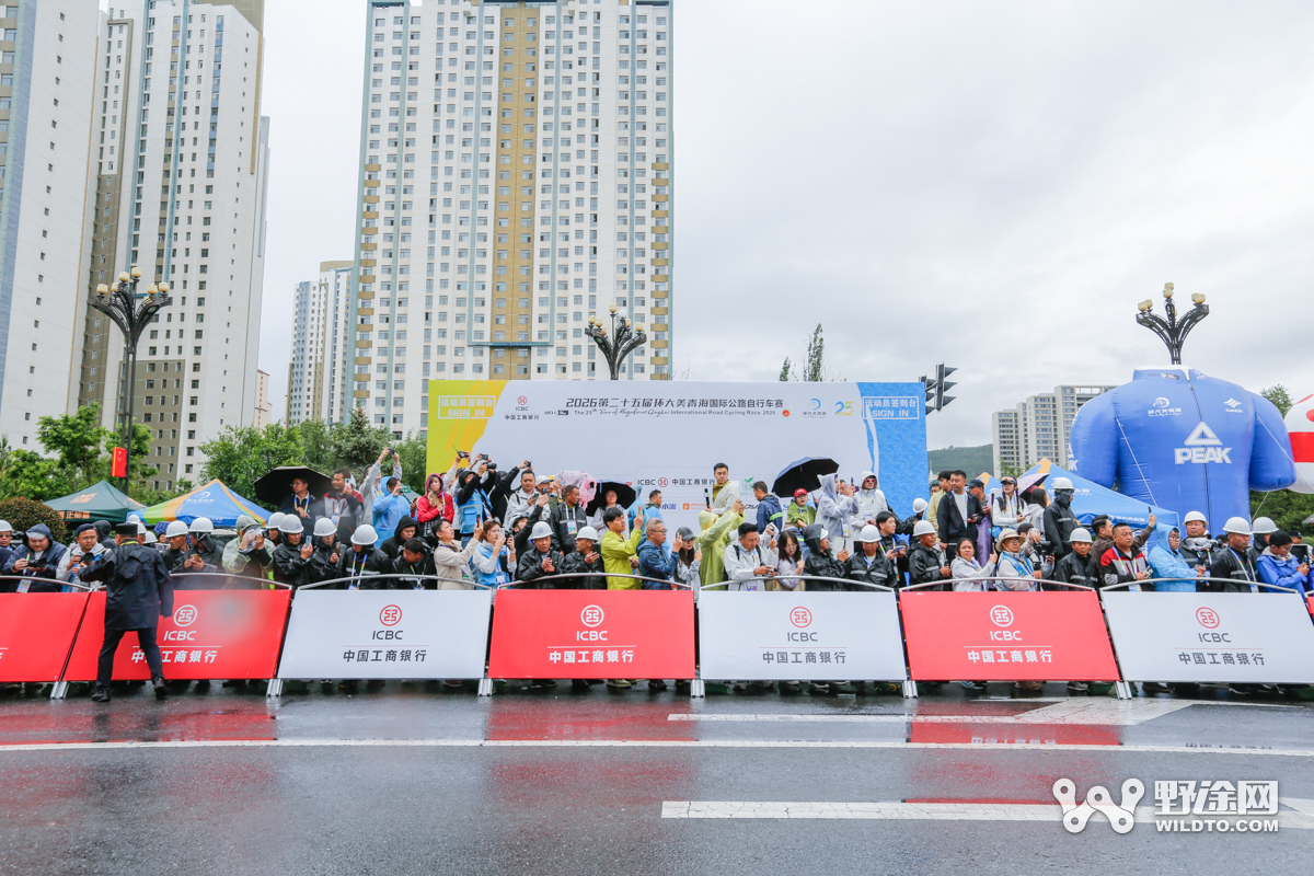 环青赛S1：雨战乱中取胜 李宁之星车队双衫加身