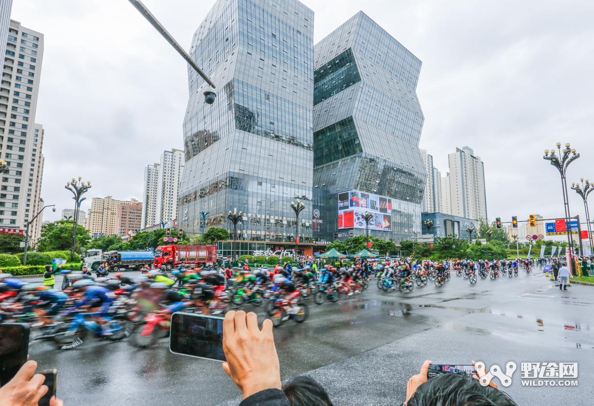 环青赛S1：雨战乱中取胜 李宁之星车队双衫加身