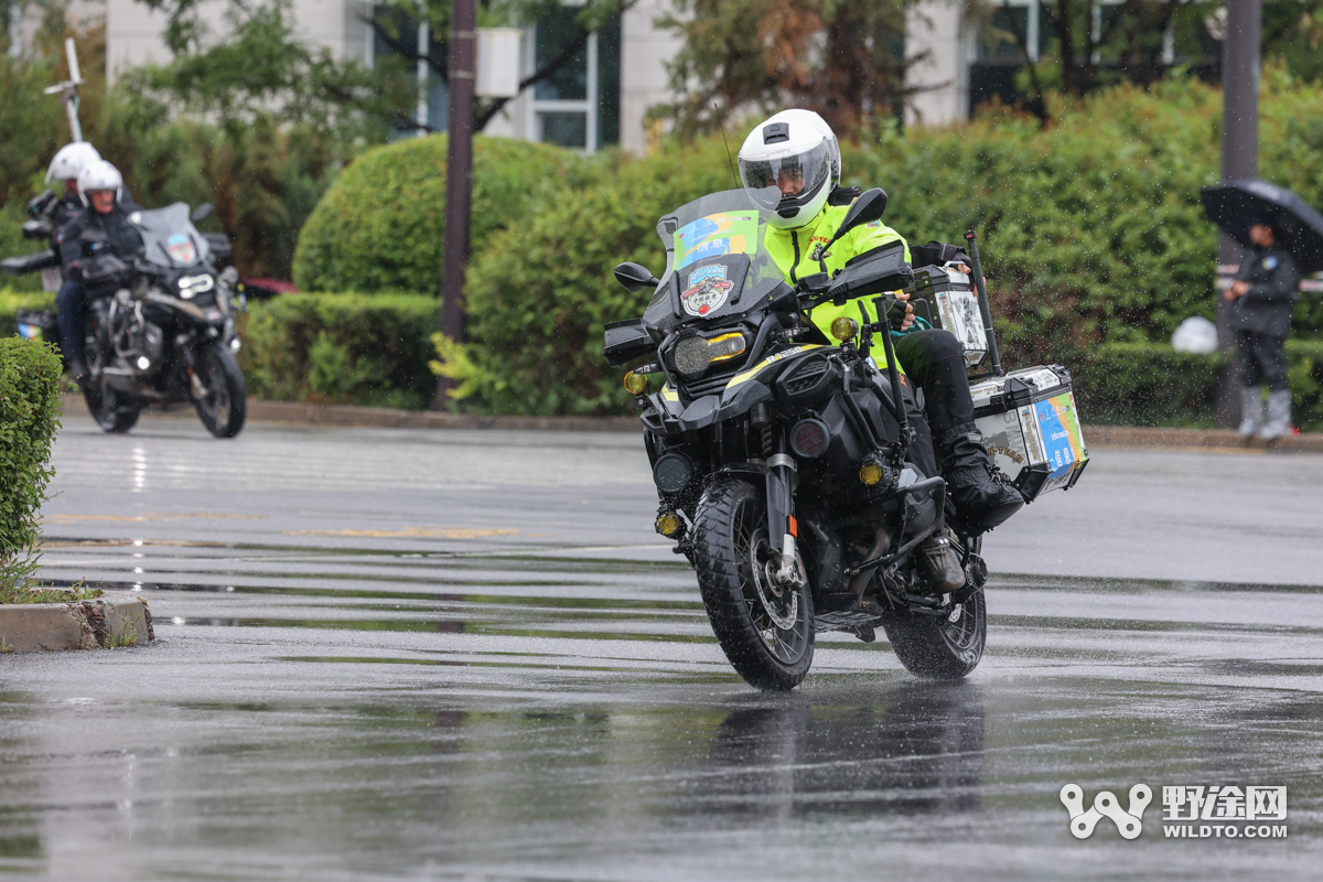 环青赛S1：雨战乱中取胜 李宁之星车队双衫加身