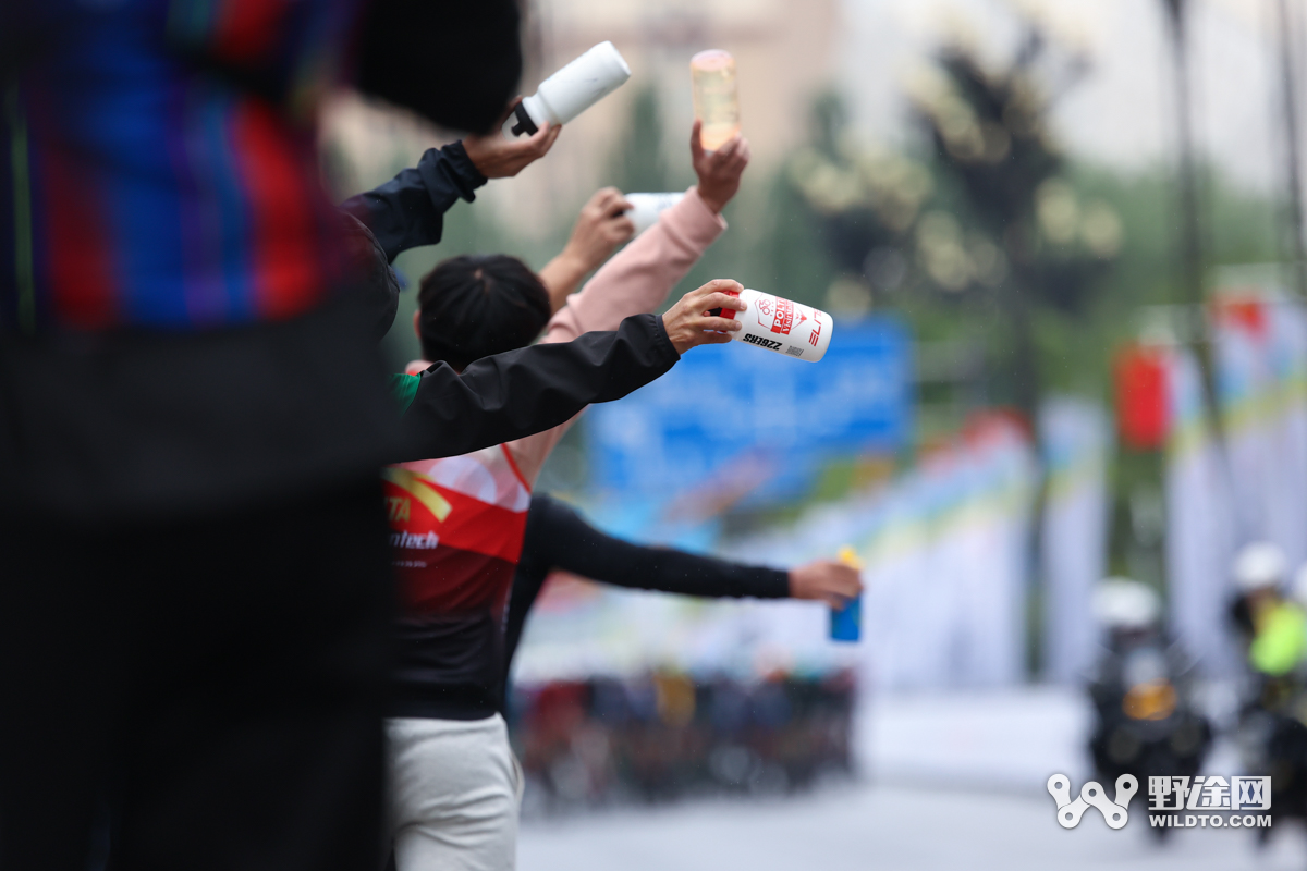 环青赛S1：雨战乱中取胜 李宁之星车队双衫加身