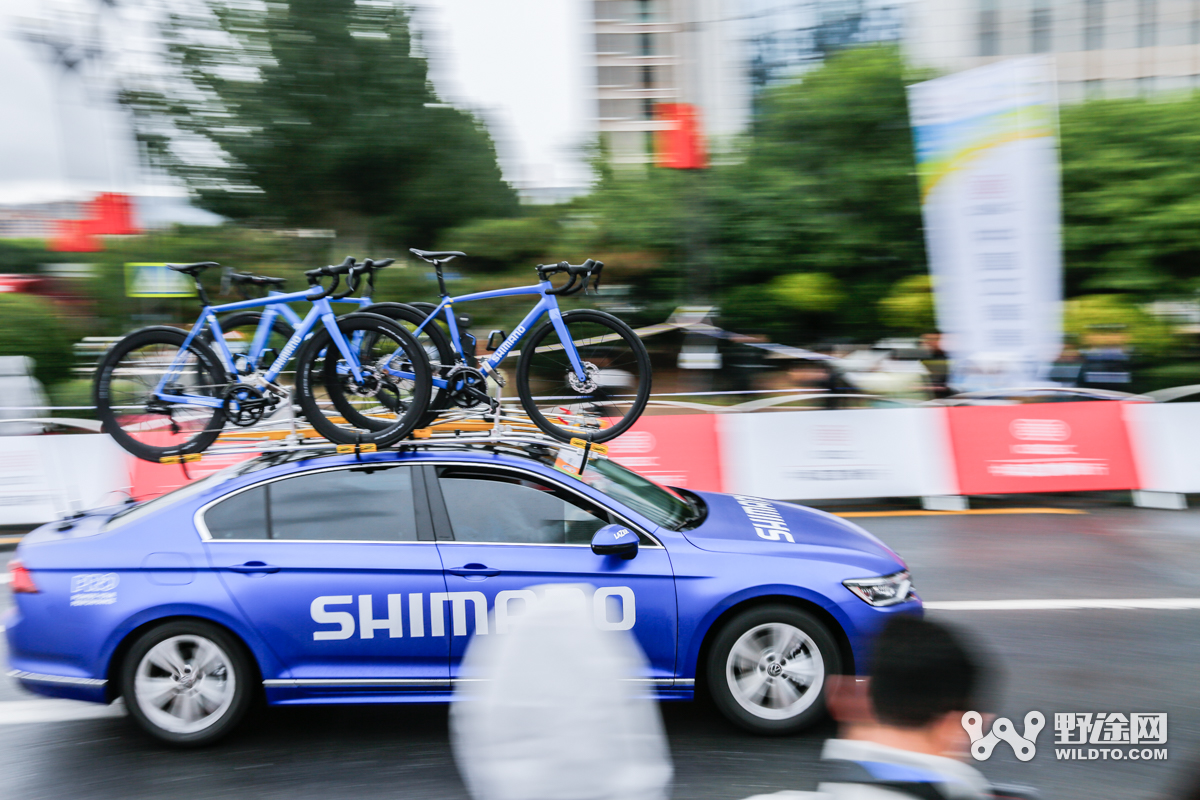 环青赛S1：雨战乱中取胜 李宁之星车队双衫加身