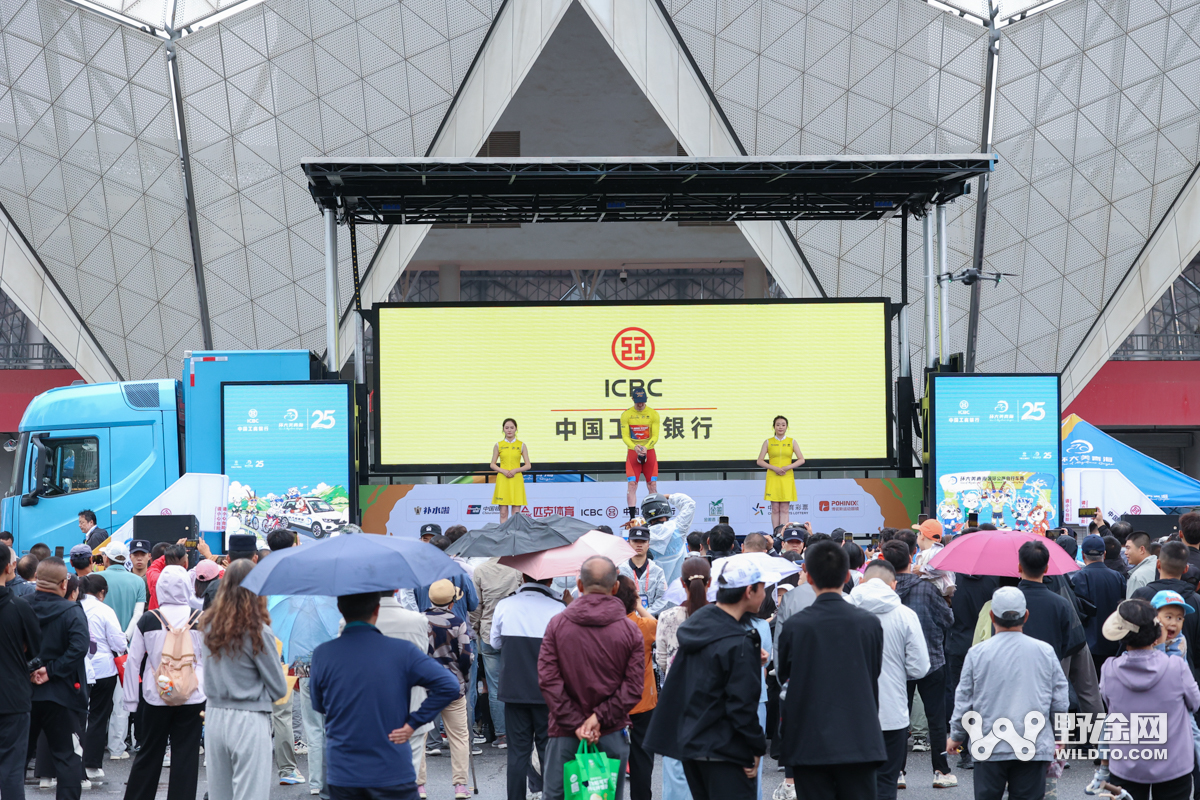 环青赛S1：雨战乱中取胜 李宁之星车队双衫加身