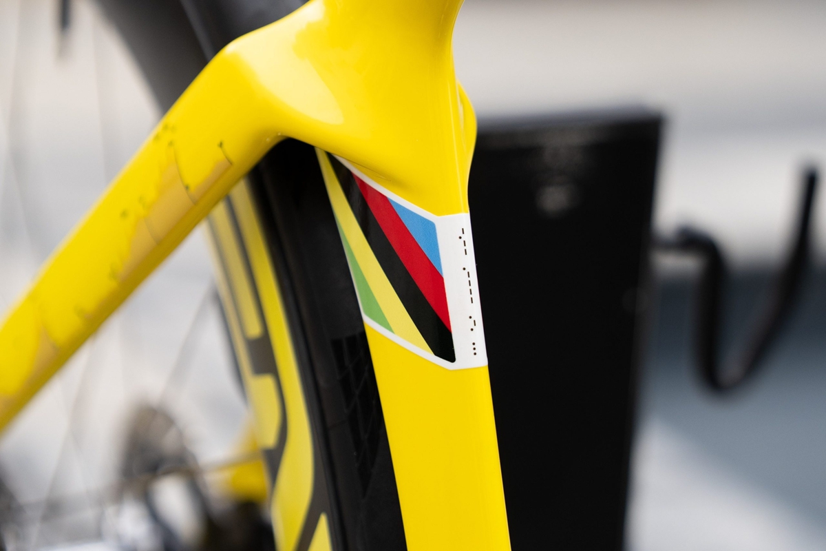 致敬五冠殊荣 COLNAGO 为 UAE 车队全员定制专属战车