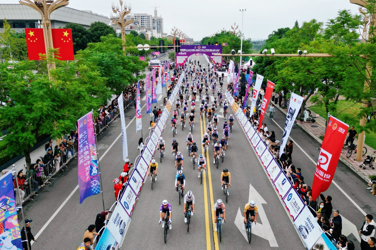 千骑逐风岷江畔 寿乡彭山谱新篇！武阳里2026中国公路自行车公开赛（眉山彭山站）热力启幕