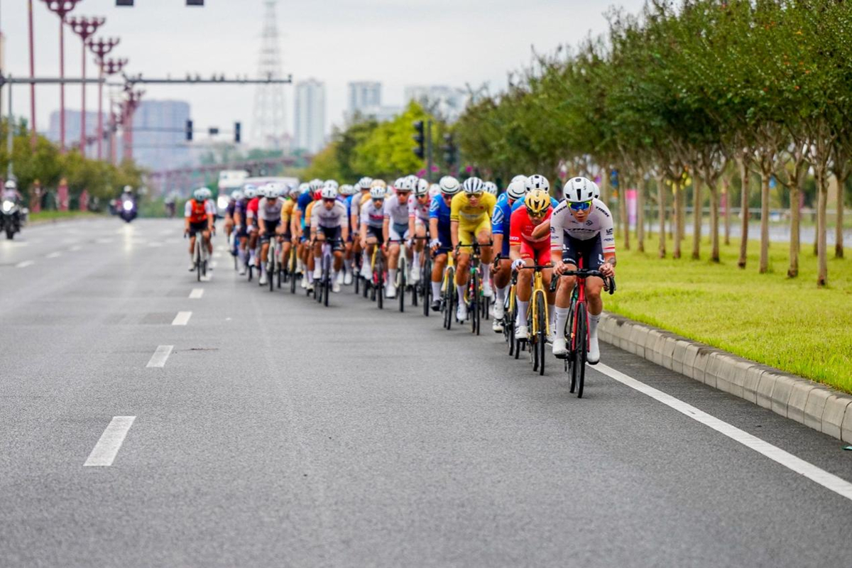 千骑逐风岷江畔 寿乡彭山谱新篇！武阳里2026中国公路自行车公开赛（眉山彭山站）热力启幕