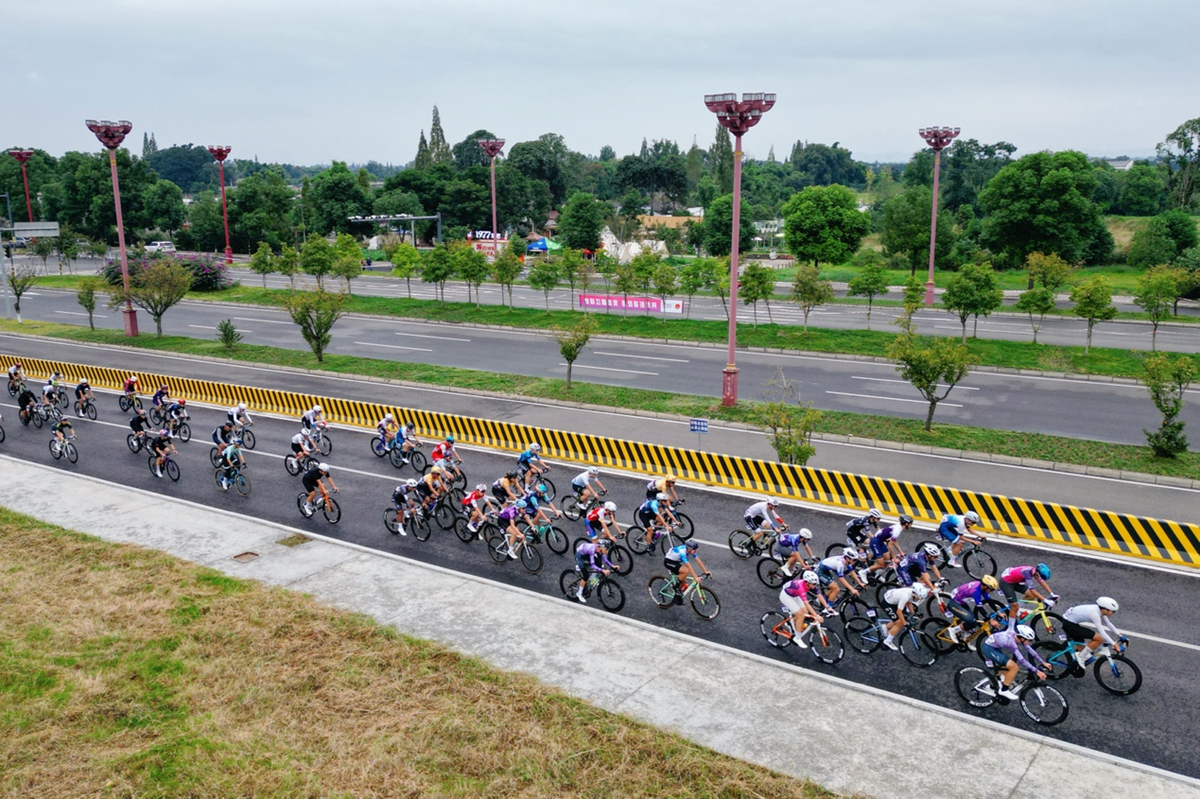 千骑逐风岷江畔 寿乡彭山谱新篇！武阳里2026中国公路自行车公开赛（眉山彭山站）热力启幕