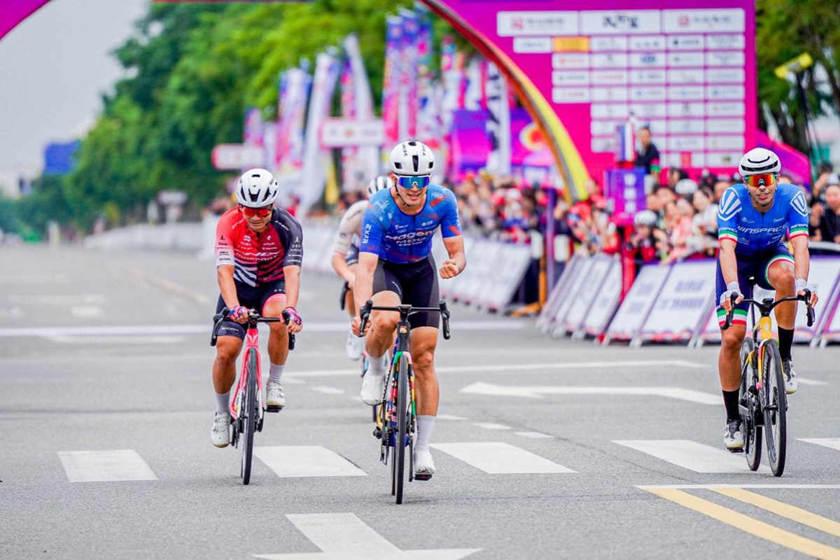 千骑逐风岷江畔 寿乡彭山谱新篇！武阳里2026中国公路自行车公开赛（眉山彭山站）热力启幕