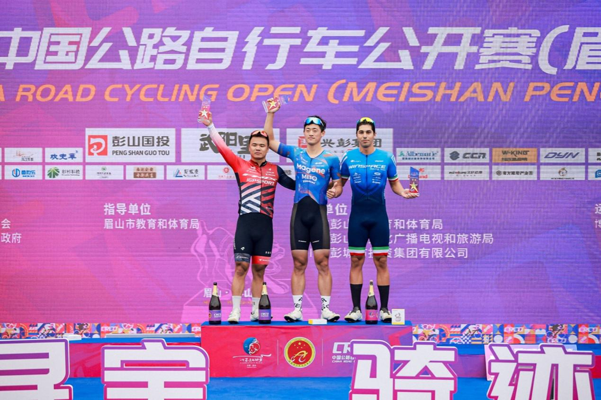 千骑逐风岷江畔 寿乡彭山谱新篇！武阳里2026中国公路自行车公开赛（眉山彭山站）热力启幕