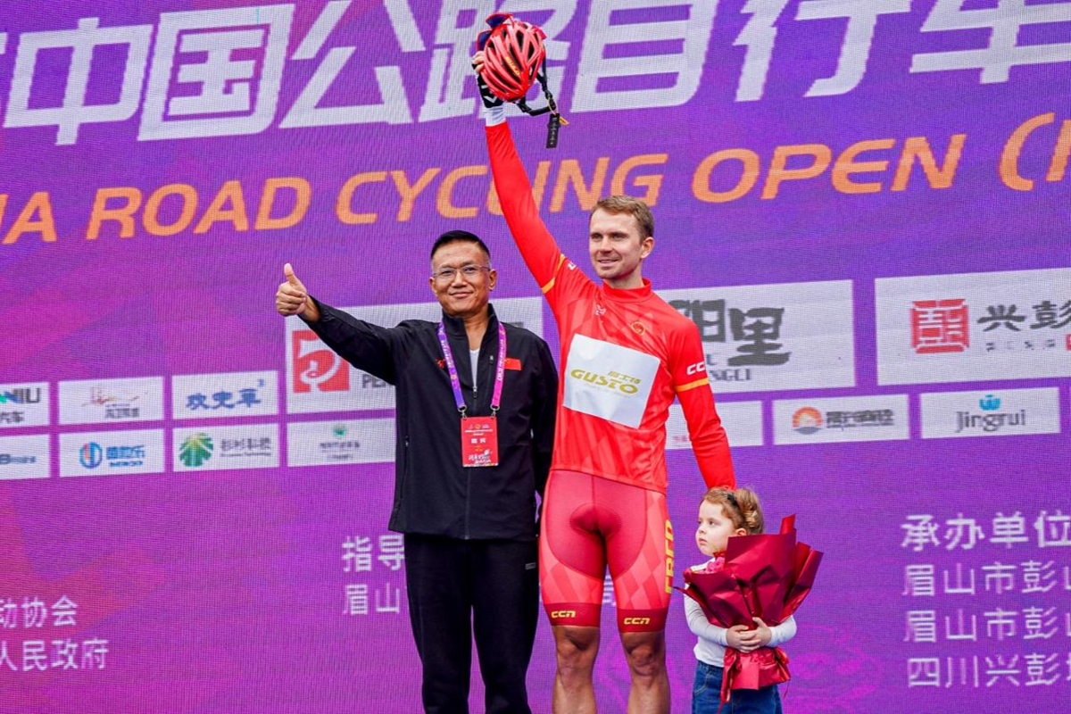 千骑逐风岷江畔 寿乡彭山谱新篇！武阳里2026中国公路自行车公开赛（眉山彭山站）热力启幕