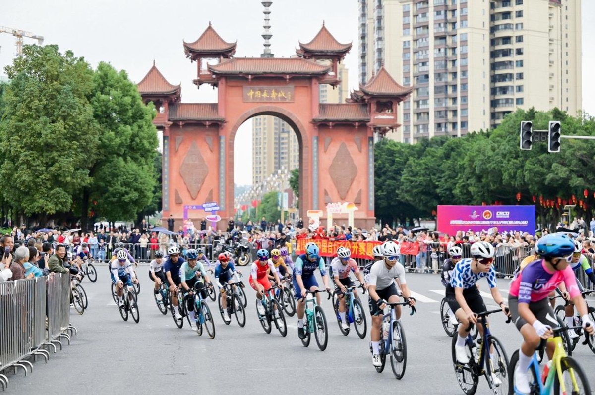 千骑逐风岷江畔 寿乡彭山谱新篇！武阳里2026中国公路自行车公开赛（眉山彭山站）热力启幕