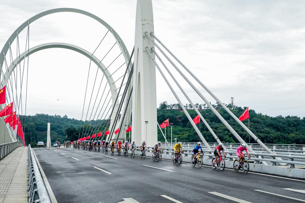 千骑逐风岷江畔 寿乡彭山谱新篇！武阳里2026中国公路自行车公开赛（眉山彭山站）热力启幕