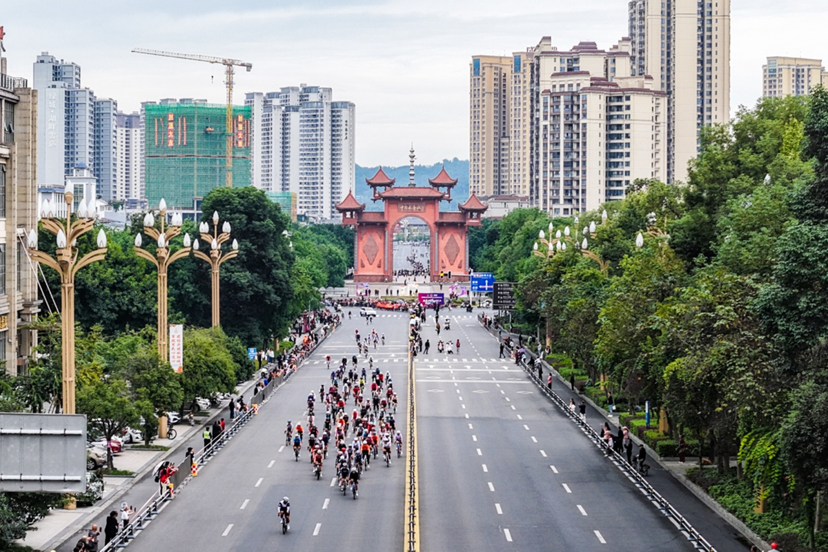 千骑逐风岷江畔 寿乡彭山谱新篇！武阳里2026中国公路自行车公开赛（眉山彭山站）热力启幕
