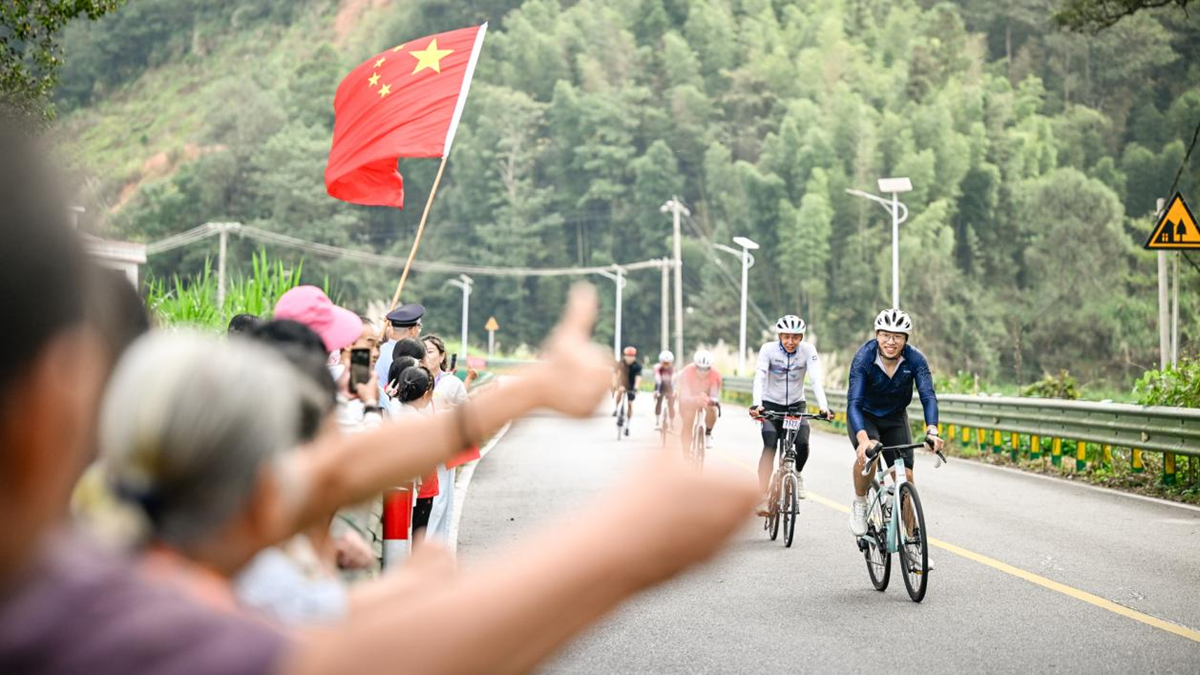 燃！近800名骑手齐聚“中国福山”，武功山这场自行车赛太飒了